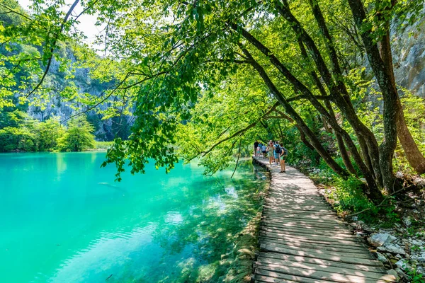 Plitvice Kroatien 2021 Turister Besöker Den Vackra Naturparken Plitvicesjöarna Och — Stockfoto