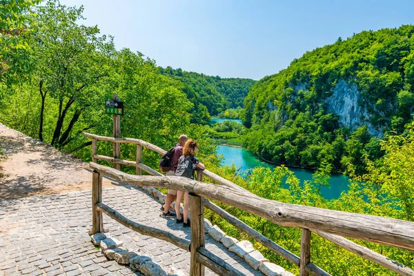 Plitvice Croácia 2021 Turistas Estão Visitando Belo Parque Natural Lagos — Fotografia de Stock