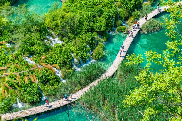 Plitvice Kroatien 2021 Turister Besöker Den Vackra Naturparken Plitvicesjöarna Och — Stockfoto