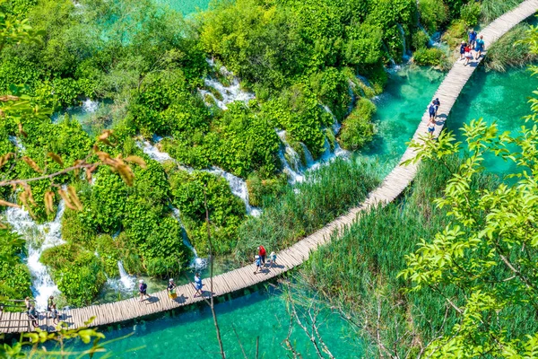 Plitvice Κροατία 2021 Τουρίστες Επισκέπτονται Όμορφο Φυσικό Πάρκο Τις Λίμνες — Φωτογραφία Αρχείου