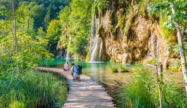 Plitvice Croácia 2021 Turistas Estão Visitando Belo Parque Natural Lagos — Fotografia de Stock