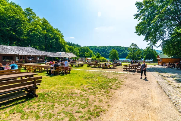 Plitvice, Hırvatistan - 21.7.2021: Turistler güzel doğa parkı, Plitvice gölleri ve şelaleleri ziyaret ediyorlar. Meşhur seyahat yeri, saf doğada tatlı su..