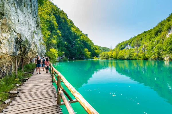 Plitvice Kroatië 2021 Toeristen Bezoeken Het Prachtige Natuurpark Plitvice Meren — Stockfoto
