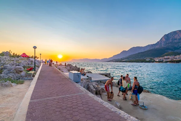 Makarska Chorwacja 2021 Ludzie Patrzą Zachód Słońca Wybrzeżu Makarskiej — Zdjęcie stockowe