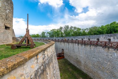 Eski Trencin Kalesi, Slovakya. Tepedeki eski kale, büyük duvarlar ve kuleler. Yaz günü, fırtınadan önce dramatik bulutlar.