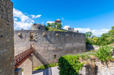 Eski Trencin Kalesi, Slovakya. Tepedeki eski kale, büyük duvarlar ve kuleler. Yaz günü, fırtınadan önce dramatik bulutlar.