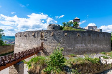 Eski Trencin Kalesi, Slovakya. Tepedeki eski kale, büyük duvarlar ve kuleler. Yaz günü, fırtınadan önce dramatik bulutlar.