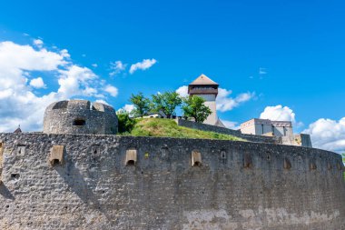 Eski Trencin Kalesi, Slovakya. Tepedeki eski kale, büyük duvarlar ve kuleler. Yaz günü, fırtınadan önce dramatik bulutlar.
