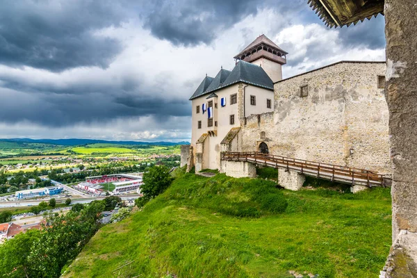 Древній Замок Тренчин Словаччина Старий Форт Пагорбі Великі Стіни Вежі — стокове фото