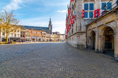 Gouda, Hollanda - 14.4.2022: Gouda Meydanı ve belediye binası. Mavi gökyüzü, bahar havası.