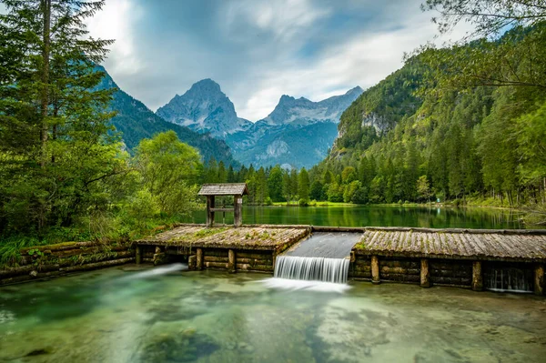 Famoso Lago Verde Schiederweiher Cerca Del Pueblo Hinterstoder Pequeño Vertedero — Foto de Stock