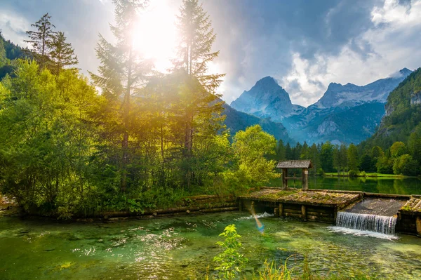 Famoso Lago Verde Schiederweiher Cerca Del Pueblo Hinterstoder Pequeño Vertedero — Foto de Stock