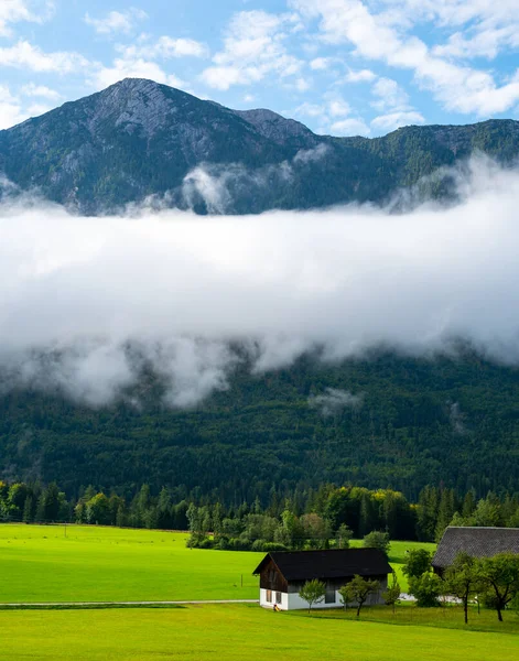 Oostenrijkse Alpen Prachtige Weide Met Kleine Boerderijhut Morgen Weer Grote — Stockfoto