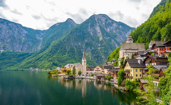 Vista Famosa Cidade Hallstatt Igreja Perto Lago Montanhas Fundo Verão — Fotografia de Stock