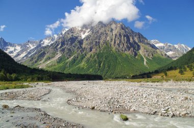 Chegem Boğazı. Öfkeli dağ nehri ve Tikhtengen Dağı 'nın güzel manzarası. Doğa ve seyahat. Rusya, Kafkaslar, Kabardino-Balkaria