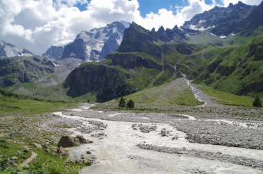 Ayrsu Boğazı 'nın ve azgın dağ nehrinin güzel manzarası. Ullu-Tau dağına yolculuk. Doğa ve seyahat. Rusya, Kafkaslar, Kabardino-Balkaria
