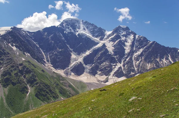 Donguz-Orun dağındaki Cheget dağından Seven buzuluna (veya Semerka) güzel bir manzara. Doğa ve seyahat. Rusya, Kafkaslar, Kabardino-Balkaria