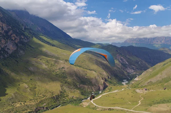 Chegem Vadisi Nde Paraglidem Uçuşu Rusya Kafkaslar Kabardino Balkaria Stok Fotoğraf