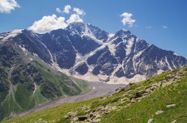 Donguz-Orun dağındaki Cheget dağından Seven buzuluna (veya Semerka) güzel bir manzara. Doğa ve seyahat. Rusya, Kafkaslar, Kabardino-Balkaria