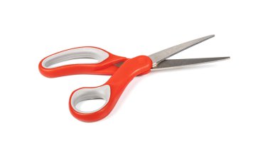 Beyaz arkaplanda kırmızı makas izole