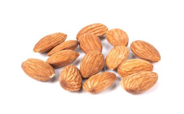 Badem beyaz arkaplanda izole edildi