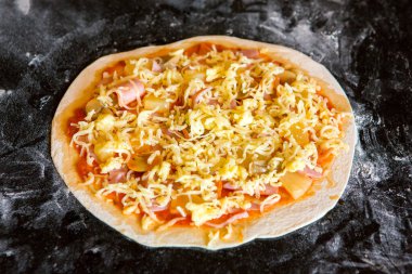 Mutfakta pizza yapma