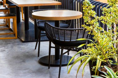 Restoranın önündeki masa ve sandalyeler.;