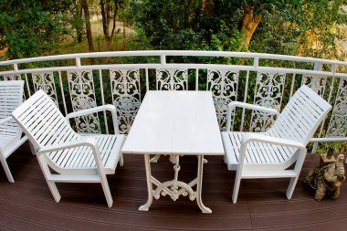 Restoranın önündeki masa ve sandalyeler.;