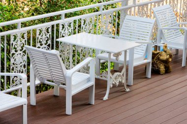 Otelin köşesinde rahatlamak için koltuklar.