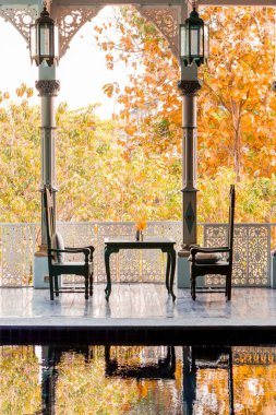 Otelin köşesinde rahatlamak için koltuklar.