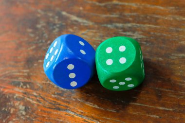 İki zar atılmak üzere.