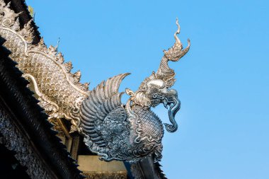 Kuzey Tayland tapınaklarında güzel oyulmuş gümüş metal desenleri.