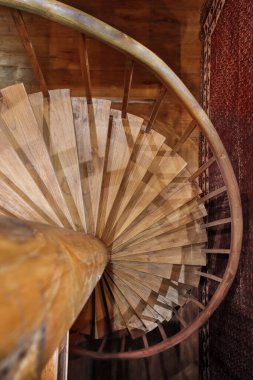 Otelde ahşap merdiven inip çıkıyor..