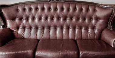 Otelin köşesinde oturuyor.