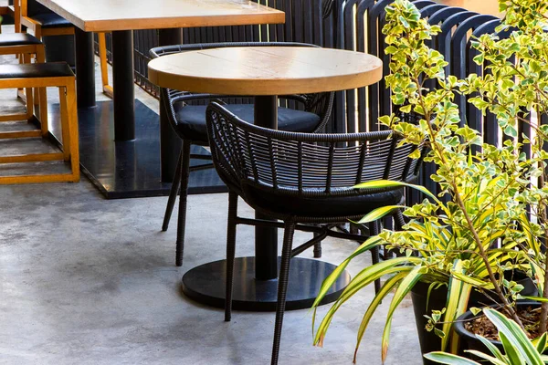 Restoranın önündeki masa ve sandalyeler.;