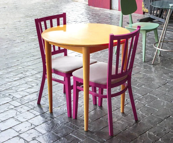 Τραπέζι Και Καρέκλες Μπροστά Από Εστιατόριο — Φωτογραφία Αρχείου