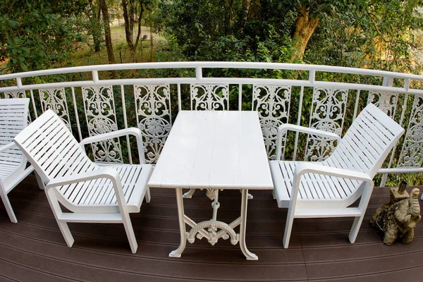 Restoranın önündeki masa ve sandalyeler.;