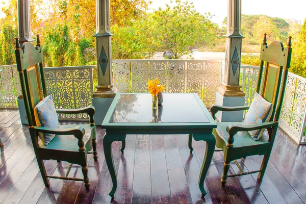 Restoranın önündeki masa ve sandalyeler.;