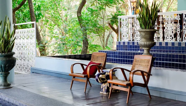 Otelin köşesinde rahatlamak için koltuklar.