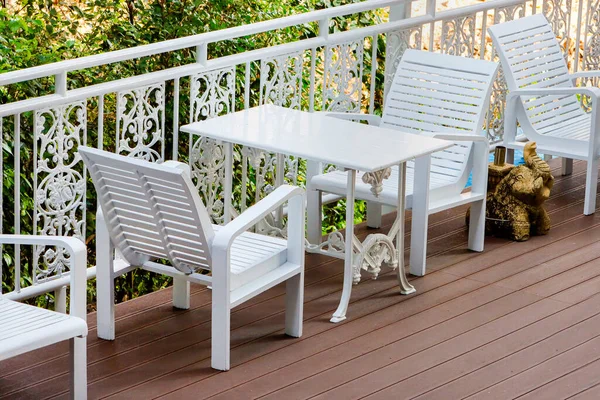 Otelin köşesinde rahatlamak için koltuklar.