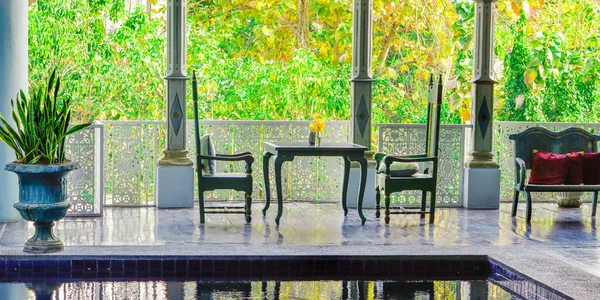 Otelin köşesinde rahatlamak için koltuklar.