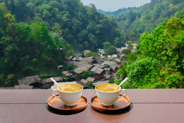 Yemekler masada, dağların manzarası var.