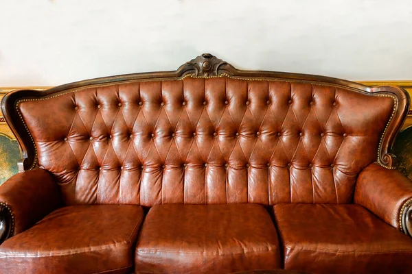 Otelin köşesinde oturuyor.