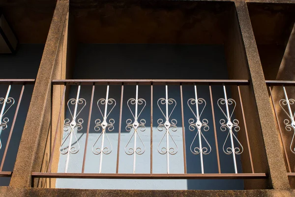 Dükkanın önündeki beyaz kapı.