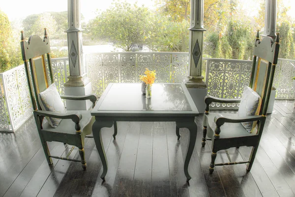 Otelin köşesinde rahatlamak için koltuklar.