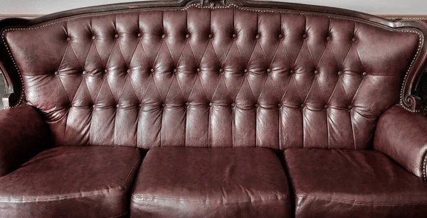 Otelin köşesinde oturuyor.