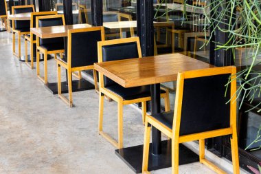 Restoranın önündeki masa ve sandalyeler.;