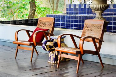 Otelin köşesinde rahatlamak için koltuklar.