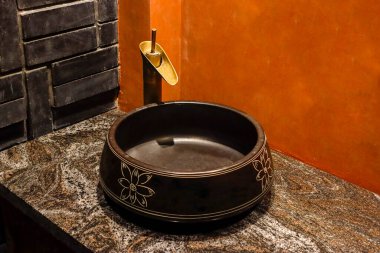 Klasik eski tarz lavabo ve musluklar..