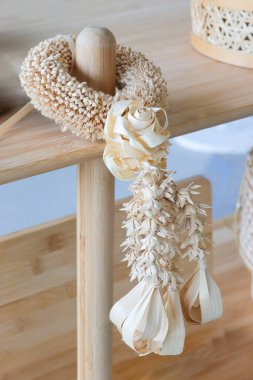 Çelenk güzel işçilikle yapılır..